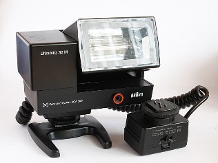 Braun-Blitzgerät für Nikon FG mit SCA-Adapter